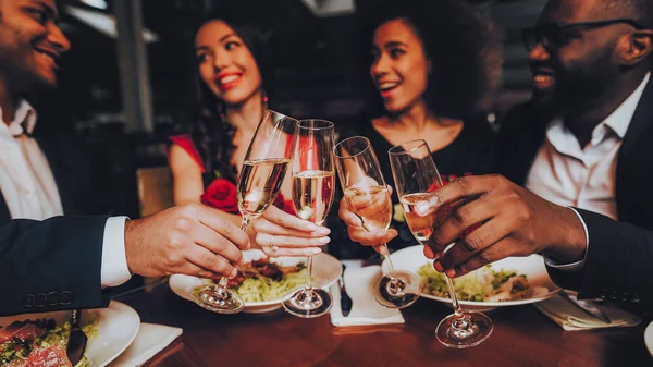 Grupo Amigos Felizes Apreciando Namoro Restaurante Casal Duplo Namoro Restaurante — Fotografia de Stock