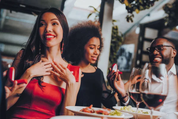 Amigos Propondo Casamento Com Meninas Restaurante Grupo Amigos Felizes Apreciando — Fotografia de Stock