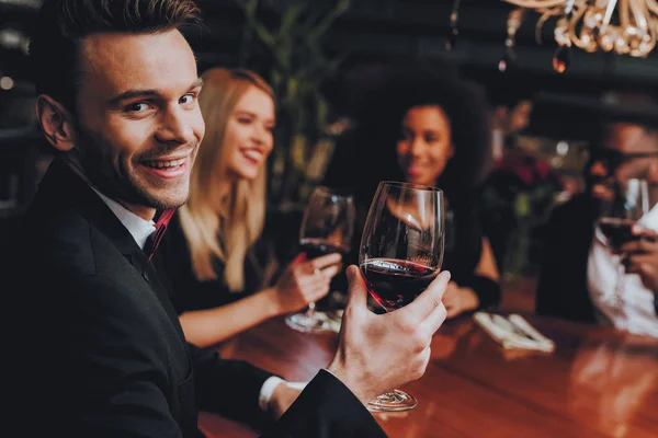 Empresarios Teniendo Reunión Restaurante Interior Grupo Negocios Geting Orden Restaurante —  Fotos de Stock