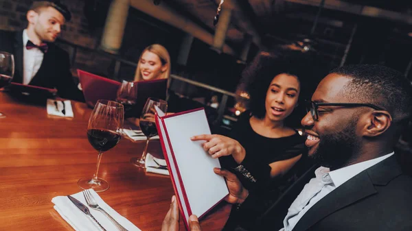 Empresários Que Reúnem Restaurante Interno Grupo Pessoas Negócios Geting Ordem — Fotografia de Stock