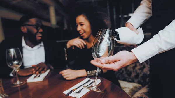 Kellner Schenkt Dem Paar Restaurant Wein Ein Romantisches Afrikanisch Amerikanisches — Stockfoto