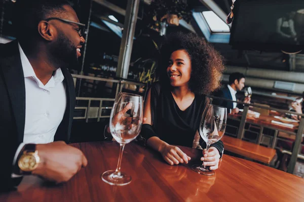 Casal Africano Americano Namoro Restaurante Casal Bonito Romântico Amor Namoro — Fotografia de Stock