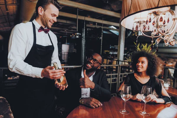 Afrikanisches Paar Bietet Restaurant Eine Flasche Wein Afrikanisches Amerikanisches Paar — Stockfoto