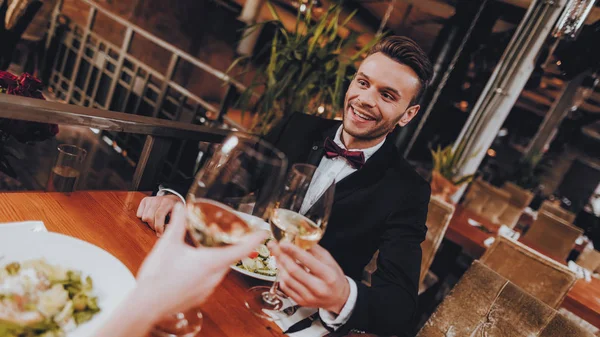 Bonito Jovem Casal Namoro Restaurante Casal Romântico Amor Namoro Homem — Fotografia de Stock