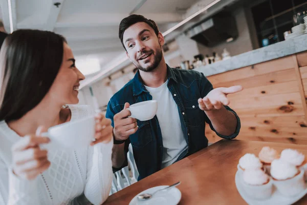 Pareja Descansando Café Pareja Hermosa Joven Mujer Pareja Está Bebiendo — Foto de Stock