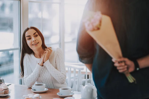 Pareja Descansando Café Pareja Hermosa Joven Mujer Hombre Sostiene Ramo — Foto de Stock