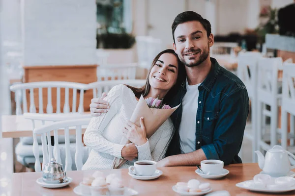 Pareja Descansando Café Pareja Hermosa Joven Mujer Mujer Sostiene Ramo — Foto de Stock