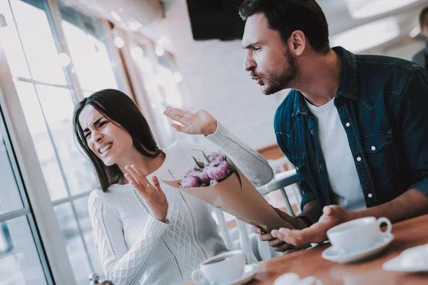 Pareja Café Pareja Hermosa Joven Mujer Hombre Sostiene Ramo Flores — Foto de Stock