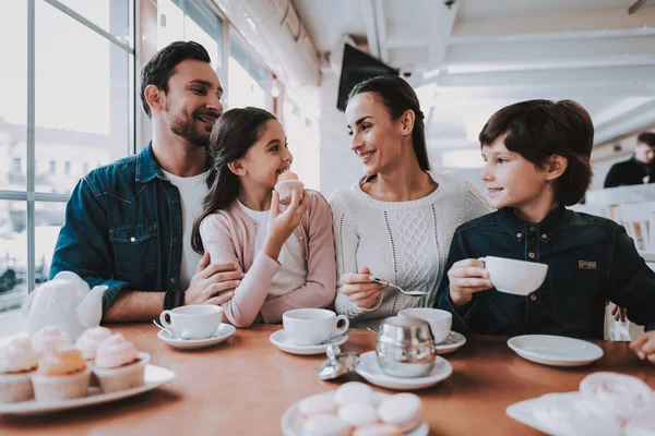 Aile Cafe Dinleniyor Anne Baba Kızı Oğlu Ailedir Yemek Kek — Stok fotoğraf