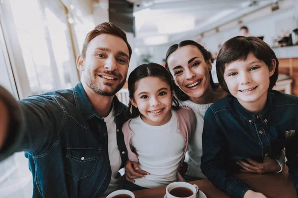 Aile Cafe Dinleniyor Anne Baba Kızı Oğlu Ailedir Selfie Cep — Stok fotoğraf