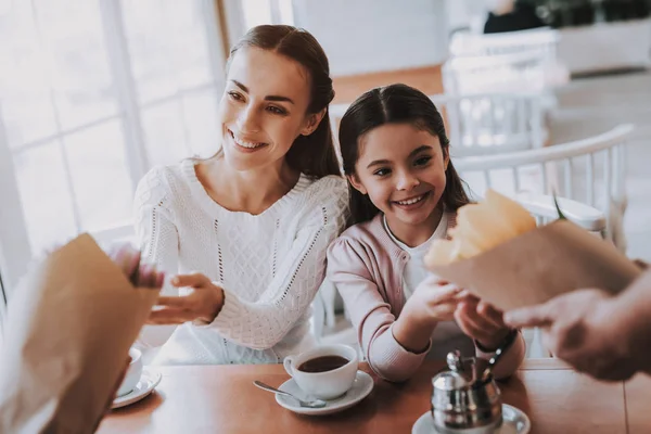 Familia Celebrando Unas Vacaciones Café Familia Una Madre Padre Hija — Foto de Stock