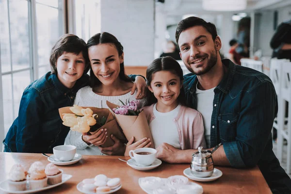 Οικογένεια Γιορτάζει Διακοπές Στο Cafe Οικογένεια Είναι Μητέρα Πατέρας Κόρη — Φωτογραφία Αρχείου
