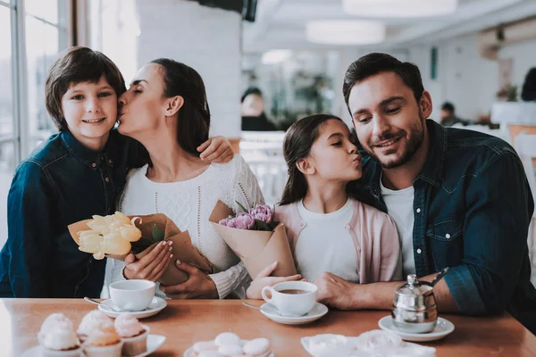 Aile Cafe Bir Tatil Kutluyor Anne Baba Kızı Oğlu Ailedir — Stok fotoğraf