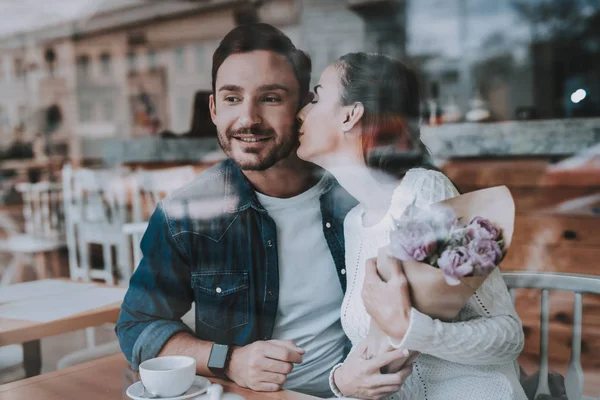 Paar Rusten Cafe Paar Mooie Jonge Man Vrouw Vrouw Houdt — Stockfoto