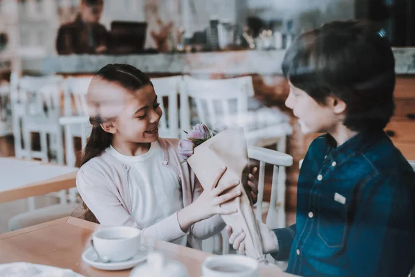 Children Resting Café Children Beautiful Young Brother Sister Hermano Está — Foto de Stock