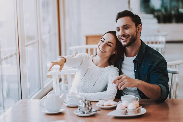 Par Cafe Par Vacker Ung Man Och Kvinna Kvinna Pekar — Stockfoto