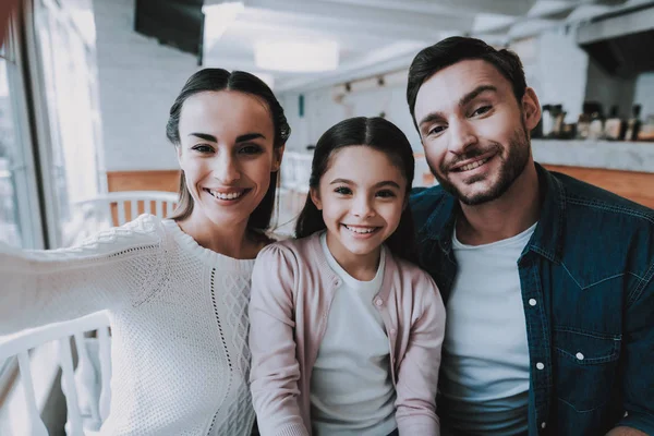 Aile Cafe Dinleniyor Anne Baba Kızı Ailedir Selfie Cep Telefonunda — Stok fotoğraf