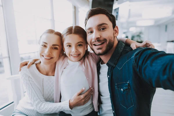 Family Resting Cafe Family Mother Father Daughter People Doing Selfie — Stock Photo, Image