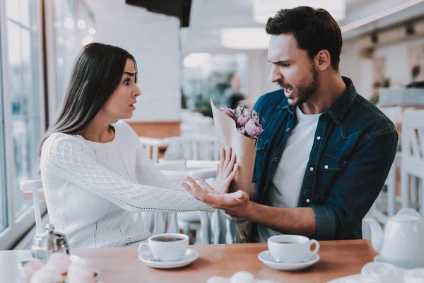 Couple Cafe Couple Beautiful Young Man Woman Man Giving Bouquet — Stock Photo, Image