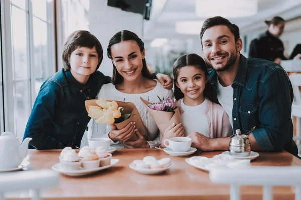Οικογένεια Γιορτάζει Διακοπές Στο Cafe Οικογένεια Είναι Μητέρα Πατέρας Κόρη — Φωτογραφία Αρχείου