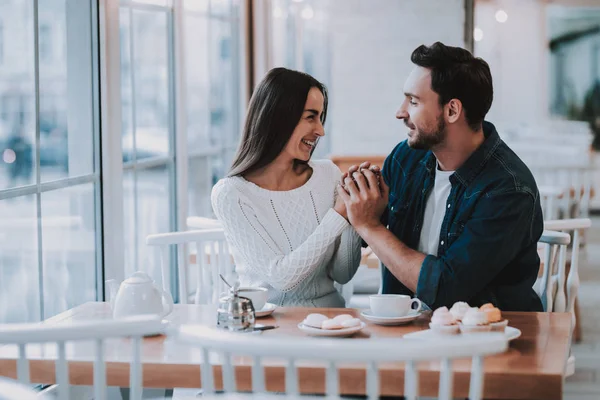 Cafe Dinlenme Çift Güzel Genç Erkek Kadın Var Çift Tutan — Stok fotoğraf