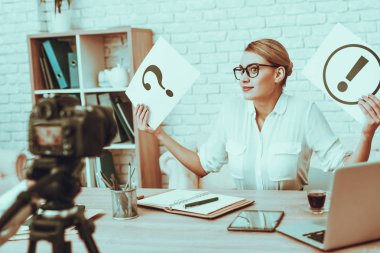 Blogger bir Video yapar. Blogger işkadını olduğunu. Video ile ilgili bir iş. Adam işleç bir Video kameraya ateş eder. Bir soru işareti ve ünlem işareti tutan kadın. Studio iç.