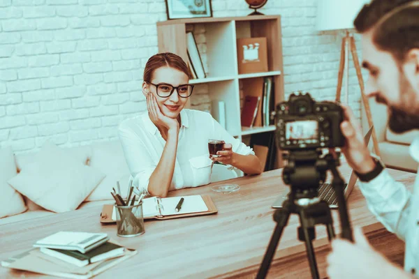 Bloguero Hace Video Bloguera Una Empresaria Sonriente Video Sobre Negocio — Foto de Stock