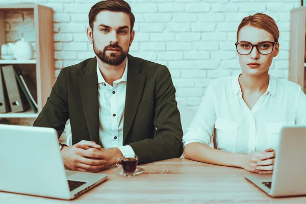 Businessman Businesswoman Sitting Table Persons Young Man Woman People Looking — Stock Photo, Image