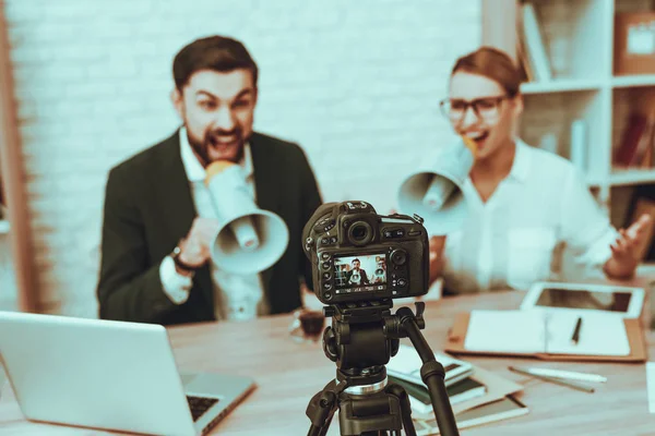 Blogger Drehen Ein Video Blogger Sind Junge Männer Und Frauen — Stockfoto