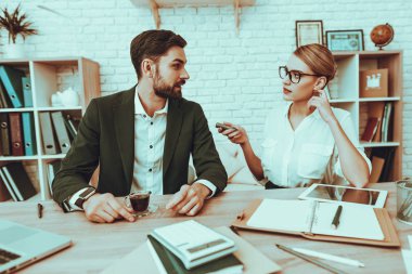 Gazeteci bir işadamı görüşecek. Gazeteci bir Dictaphone kullanıyor. Genç gözlük güzel kadın gazetecidir. Becerikli alet ve malzemeleri masada. Studio iç insanlarda.