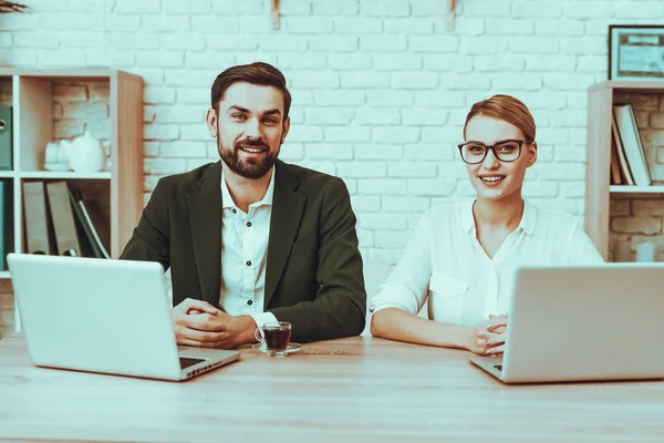 Geschäftsfrau Und Geschäftsfrau Tisch Personen Sind Junge Männer Und Frauen — Stockfoto