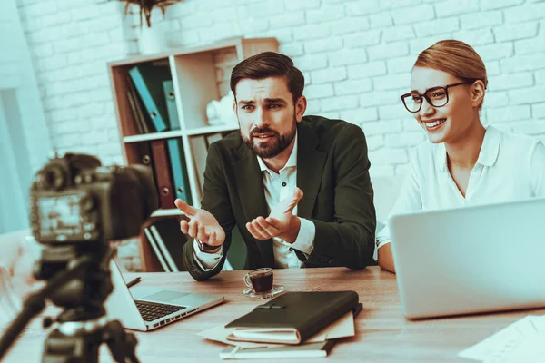 Blogeři Dělá Video Blogeři Mladý Muž Žena Video Podnikání Fotoaparát — Stock fotografie