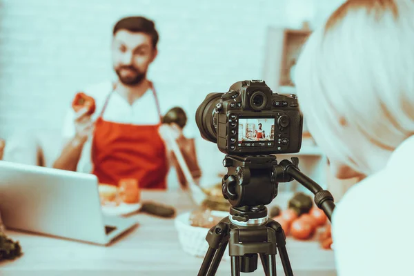 Blogger Gör Video Oskärpa Syn Blogger Video Matlagning Kvinna Operatören — Stockfoto