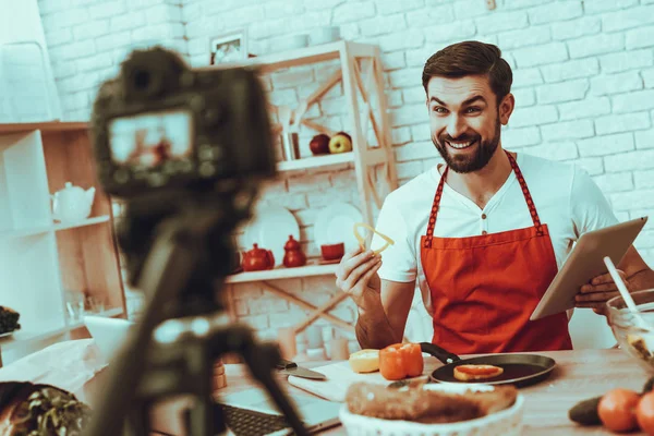 Blogueiro Happy Man Faz Vídeo Vídeo Sobre Uma Cozinha Câmera — Fotografia de Stock