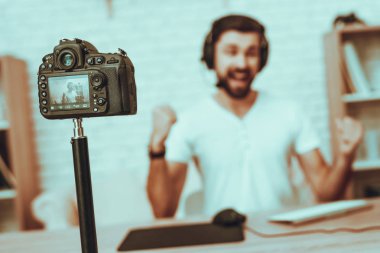 Blogger bulanıklık görüntü bir Video yapar. Blogger Gamer olduğunu. Blogger adam kamera bir Video çekimleri var. Bilgisayarda bilgisayar oyunu oynamak kulaklık adam. Adam bakan monitör ve çığlık at. Studio iç.