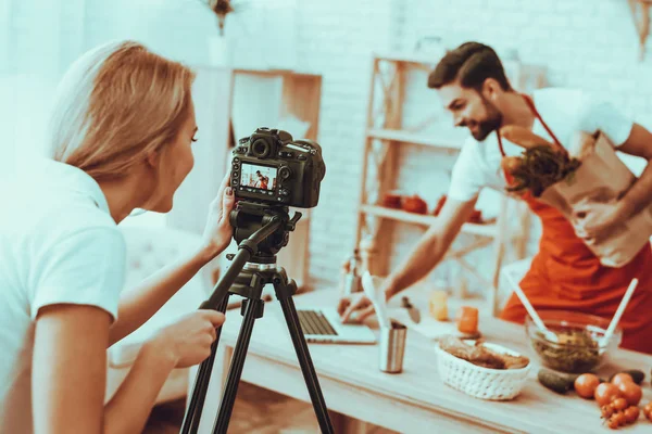 Happy Man Blogger Makes Video Video Cooking Woman Operator Shoots — Stock Photo, Image