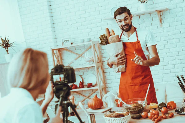 Blogueiro Happy Man Faz Vídeo Vídeo Sobre Uma Cozinha Mulher — Fotografia de Stock