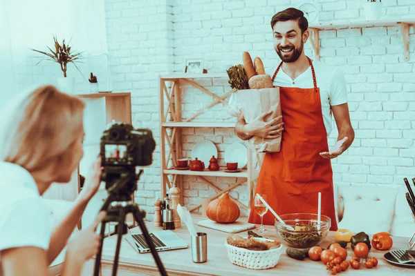 Blogueiro Happy Man Faz Vídeo Vídeo Sobre Uma Cozinha Mulher — Fotografia de Stock