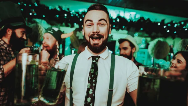 Barman Sorrindo Segura Óculos Com Cerveja Verde Conceito Dia São — Fotografia de Stock