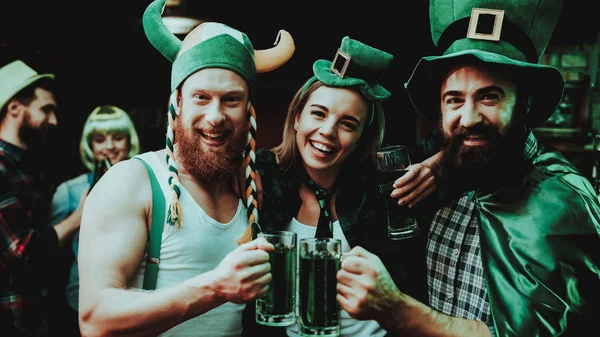 Dos Hombres Una Chica Sombreros Carnaval Bebiendo Cerveza Patrick Day —  Fotos de Stock