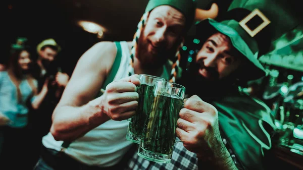 Deux Hommes Casquettes Drôles Concept Saint Patrick Amuse Boire Bière — Photo