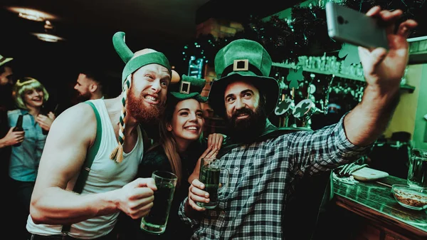 Dwóch Mężczyzn Dziewczyna Kapelusze Karnawałowe Robić Selfie Patrick Day Obchodzi — Zdjęcie stockowe