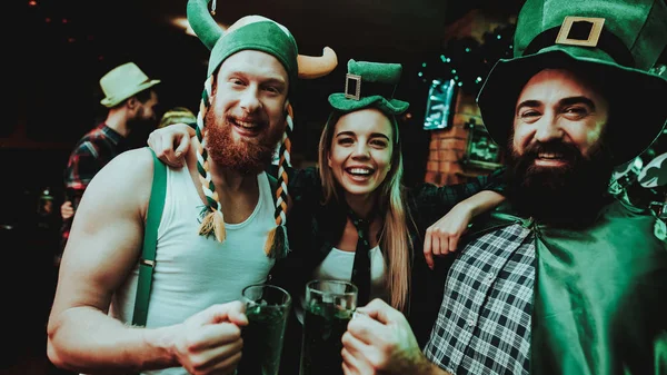 Dos Hombres Una Chica Sombreros Carnaval Bebiendo Cerveza Patrick Day — Foto de Stock