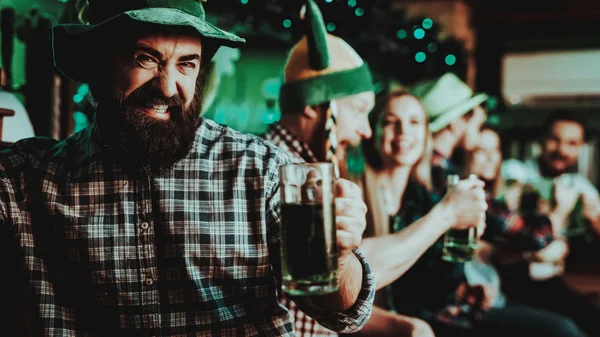 Tipo Del Gorro Del Duende Está Bebiendo Una Cerveza Bar — Foto de Stock