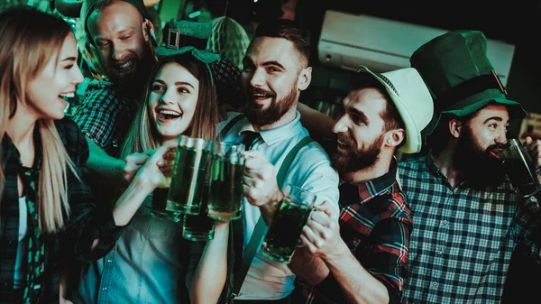 Young Company Está Celebrando Día San Patricio Bar Counter Manejo — Foto de Stock