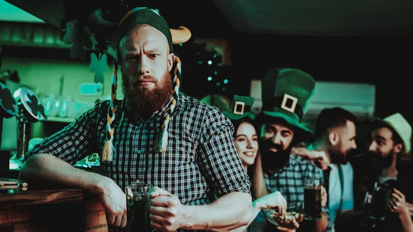 Man Funny Hat Celebra Día San Patricio Bar Counter Manejo — Foto de Stock