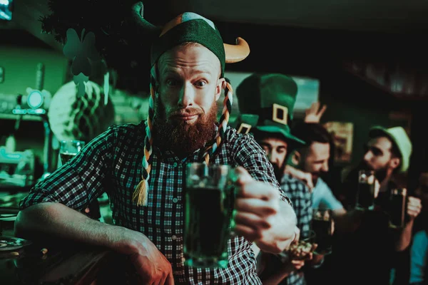 Komik Şapkalı Adam Patrick Day Kutluyor Bar Counter Alkol Kullanımı — Stok fotoğraf