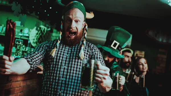 Człowiek Śmiesznym Kapeluszu Obchodzi Patrick Day Bar Licznika Obsługa Alkoholu — Zdjęcie stockowe