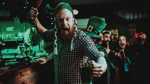 Man Funny Hat Celebra Día San Patricio Bar Counter Manejo — Foto de Stock