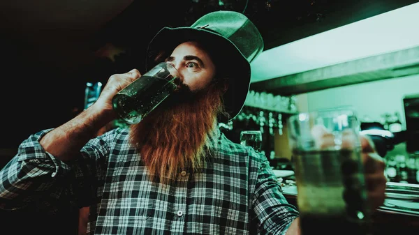 Guy Het Glb Leprechaun Het Drinken Van Een Biertje Bar — Stockfoto